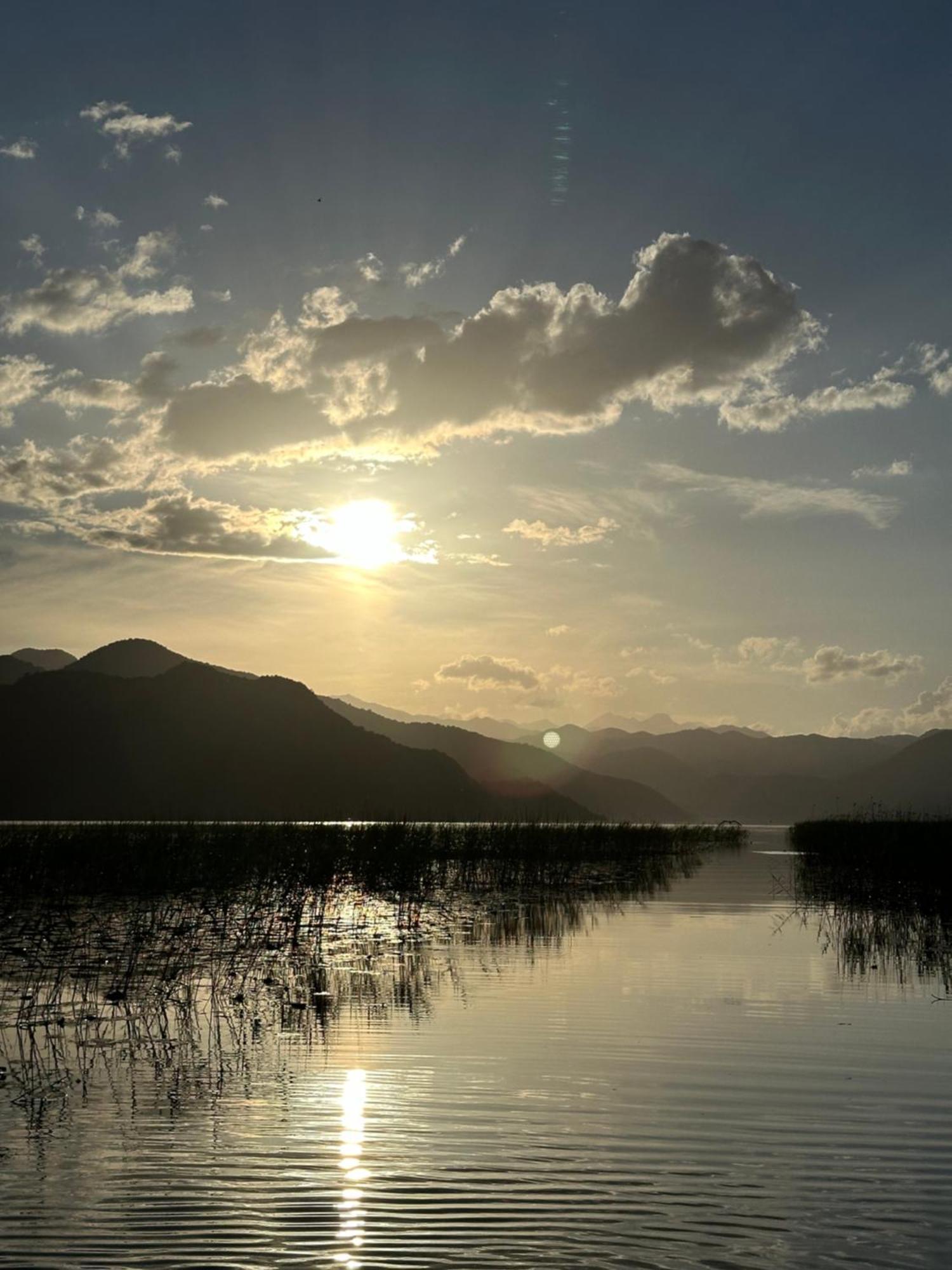 Lakeside Harmony Apartment Golubovci Luaran gambar