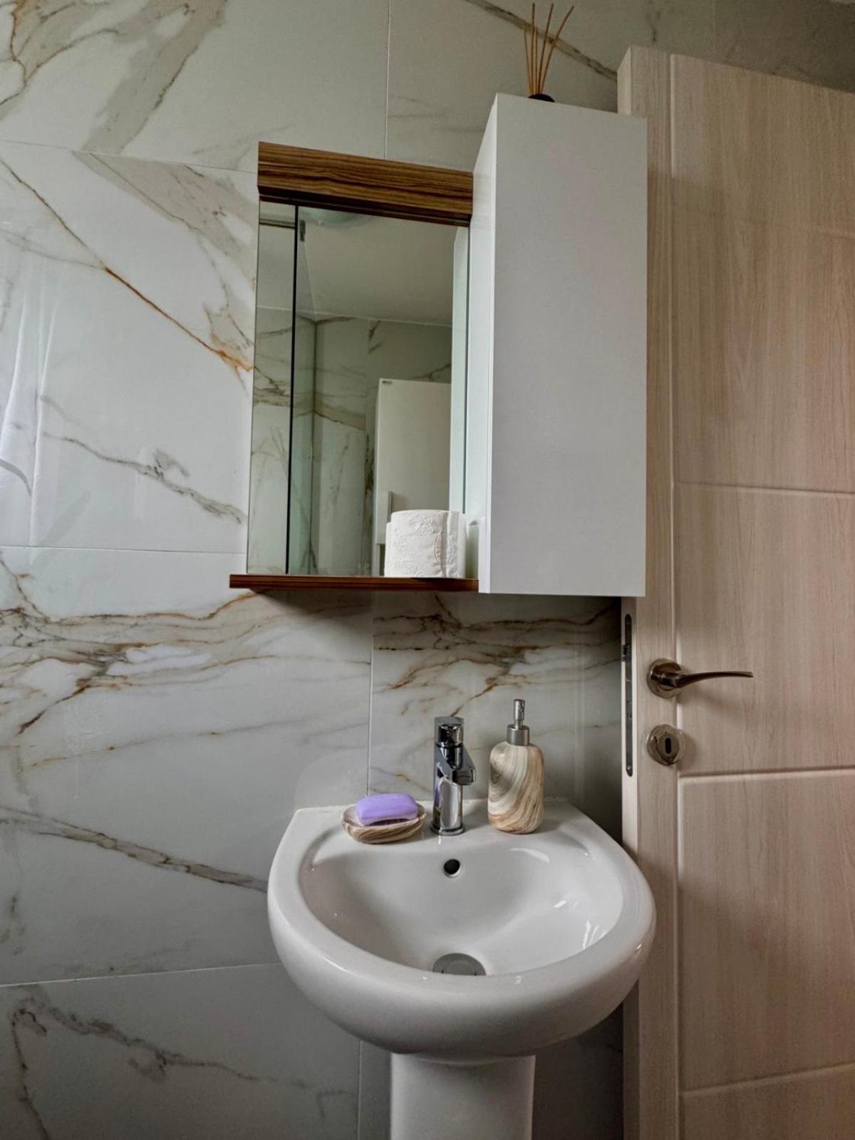 Lakeside Harmony Apartment Golubovci Luaran gambar